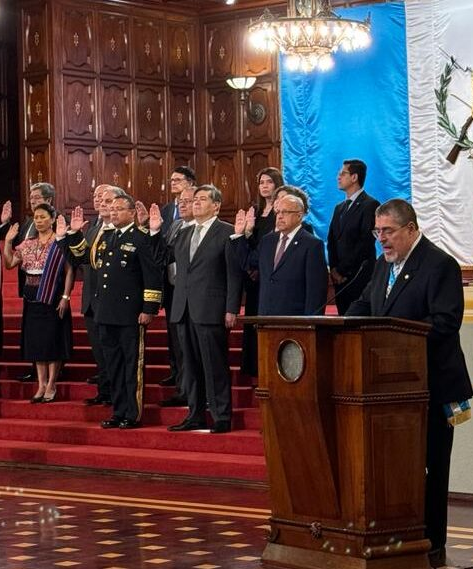 fotografia de bernardo arevalo con su gabinete